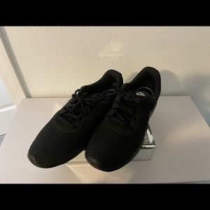Nike Women’s Black Tanjun Sneakers Size 10